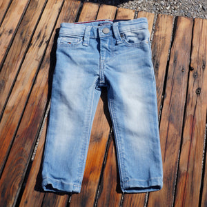 Neuf! Pantalon en jeans TOMMY HILFIGER - 9 mois (74 cm)